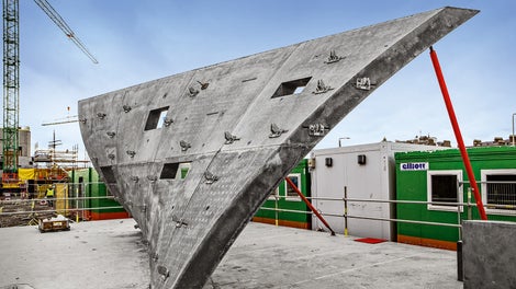 Antiklastisch – gegensinnig verkrümmt – dient diese Wandfläche als Baumuster und Machbarkeitsstudie.