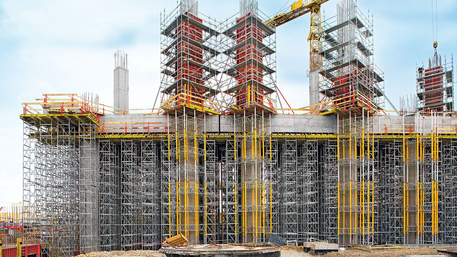 Deskowanie słupów +11,80 m +25,30 m. Funkcję rusztowania zbrojarskiego, a zarazem komunikacji pionowej, spełniło rusztowanie PERI UP Rosett.