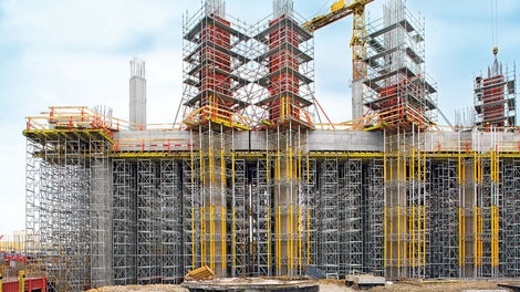 Deskowanie słupów +11,80 m +25,30 m. Funkcję rusztowania zbrojarskiego, a zarazem komunikacji pionowej, spełniło rusztowanie PERI UP Rosett.