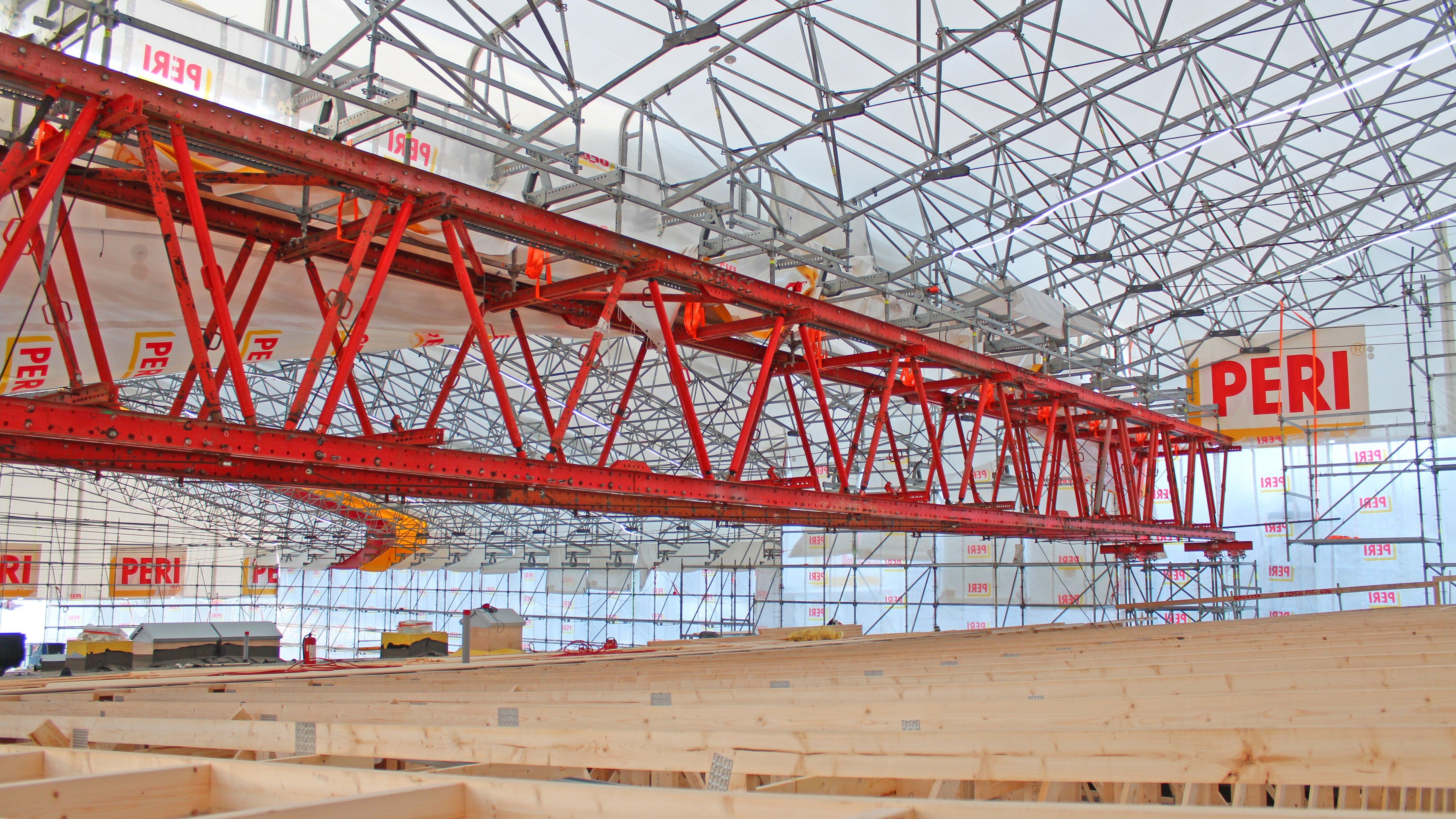 LGS 150 -sääsuoja tukeutuu toiselta puoleltaan koko rakennuksen vesikaton ylittävän, pituudeltaan 27,5-metrisen VARIOKIT VRB Heavy-Duty Truss -järjestelmän päälle.