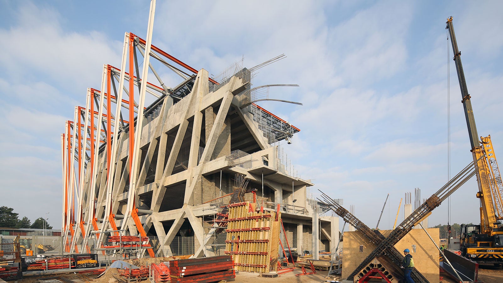 Ukończony i oddany do użytku pierwszy etap stadionu. Zamierzeniem autorów projektu było nawiązanie architekturą stadionu do jego otoczenia. Ażurowa, przestrzenna konstrukcja o wyjątkowo skomplikowanej geometrii, podkreślona jaskrawym kolorem elementów stalowych, dodaje dynamiki właściwej dla obiektu sportowego.