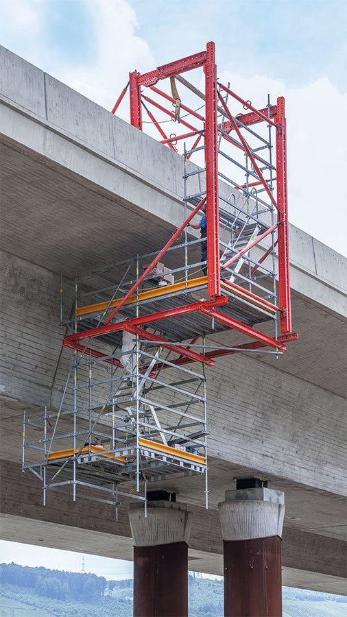 Die jeweils 3 m langen Gerüsteinheiten basierten auf einer Kombination von VARIOKIT und PERI UP Flex Systembauteilen aus dem PERI Mietpark.