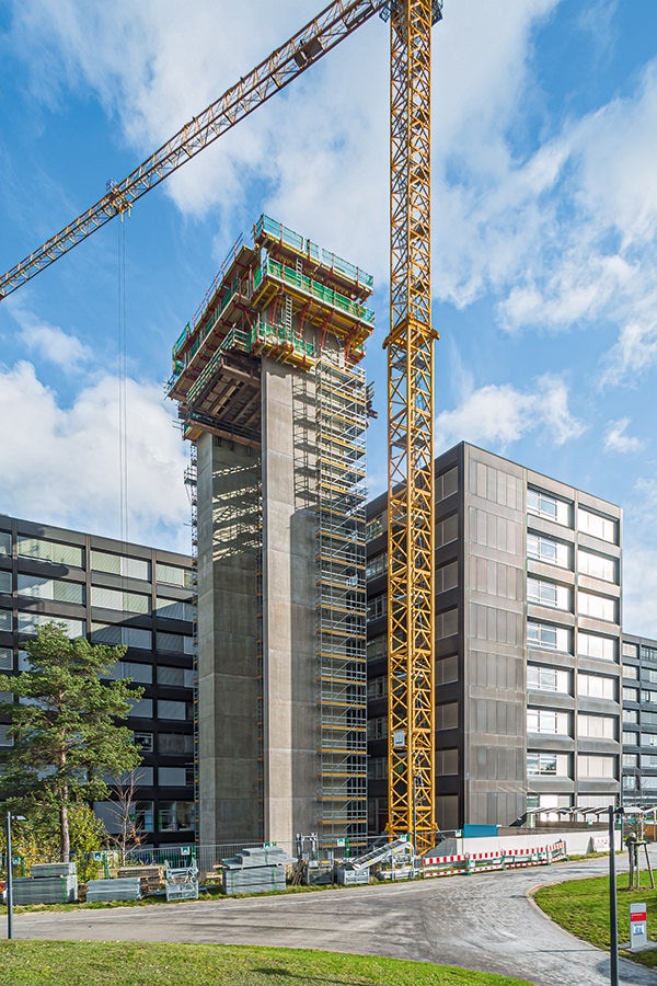 Der als Sichtbetonbauwerk ausgeführte Zwillingsturm im Norden des Westfllügels dient als Auflager und zur Erschließung der Plattform.