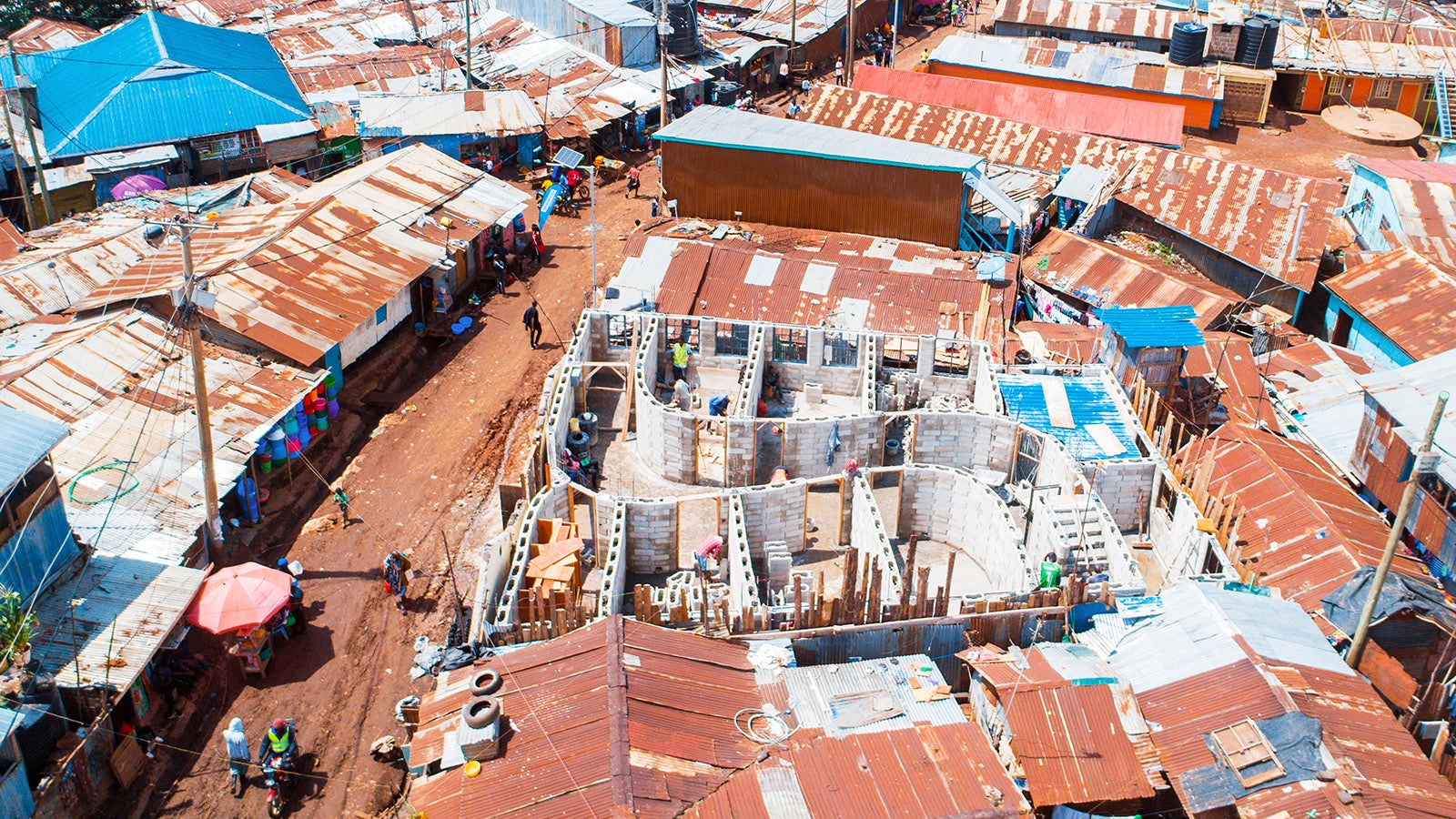 The first successfully completed project with TwistBlock Moulds: the "Oloo's Children Centre" in the Kibera slum in Nairobi (Kenya) was built from over 7,200 bricks according to plans by Oliver von Malm. The school offers space for 400 children. 