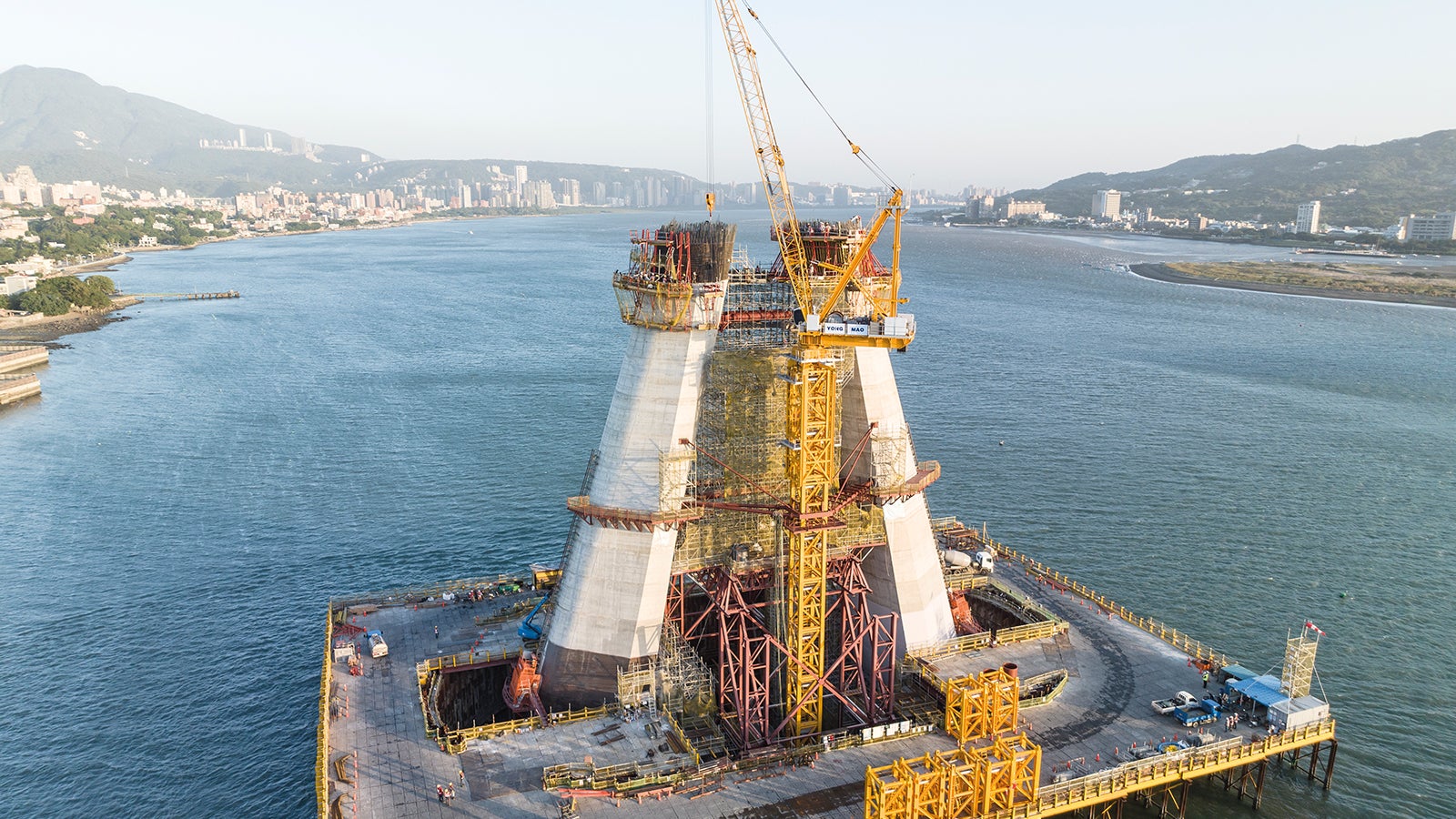 Once completed, the pylon of the Danjiang Bridge will soar to a height of 200.00 metres. 