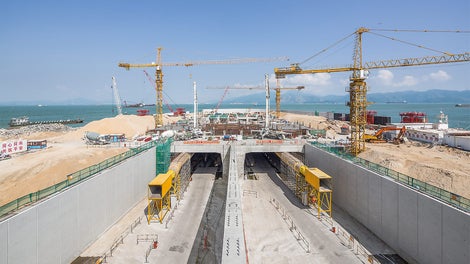 Le rampe lunghe 300 m, con pareti di altezza elevata in calcestruzzo a vista di ottima qualità, servono per l'ingresso e l'uscita dal tunnel HZMB,<br/>lungo 6 km