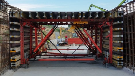 El sistema de cajón rodante RKR en conjunto con el encofrado VARIO VT-20, permitieron realizar de manera rápida y sencilla los vaciados de alcantarilla propuestos. 