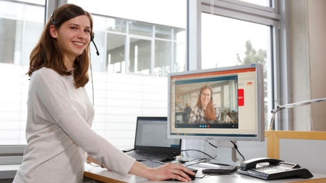 Kerstin, unsere angehende Industriekauffrau, skypt mit einer Kollegin.