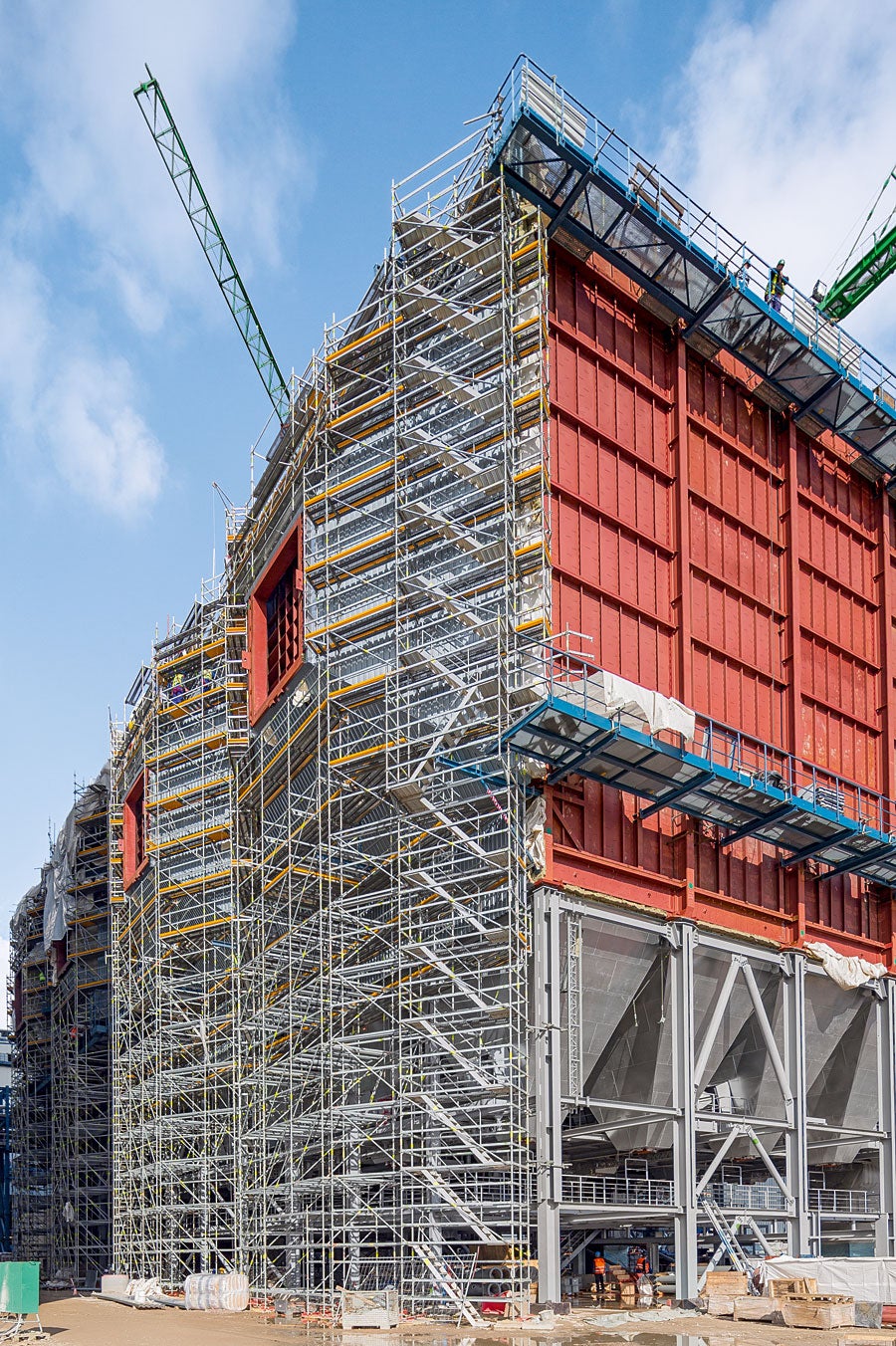 Working platforms and integrated access means for the welding and insulation operations on the two electric filters for the flue gas desulphurisation are based on the PERI UP Rosett Flex modular scaffolding system.