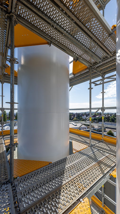 Die ausschließliche Verwendung von Systembauteilen ermöglichte eine schnelle, einfache Gerüstmontage und sorgte zugleich für eine sichere Arbeitsumgebung ohne Stolperkanten und Lücken.