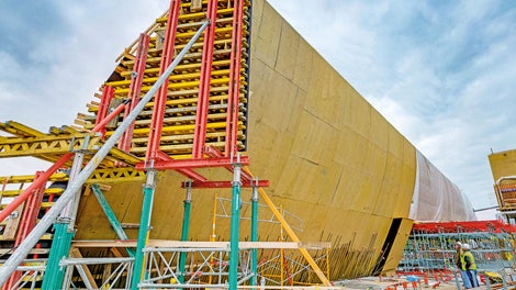 For the curved walls, PERI produced special-purpose, customised 3D formwork elements, which were delivered to the construction site on schedule.