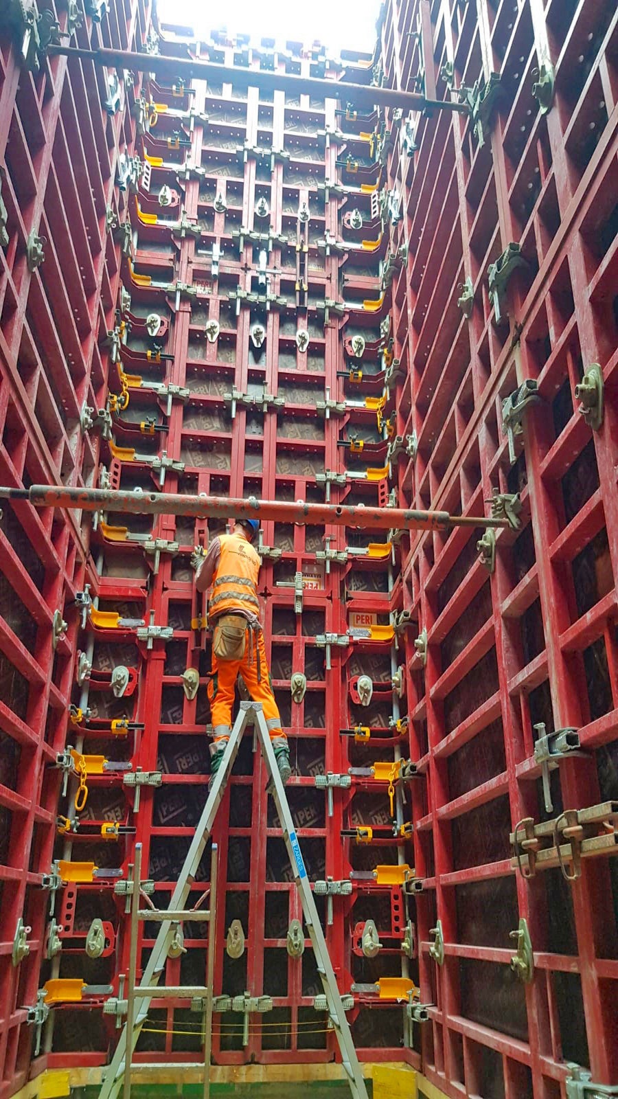 Interno di vano armato con i collaudati angoli per vani MX. I pochi accessori necessari sono preassemblati, non sono necessarie passerelle di lavoro su questo lato.