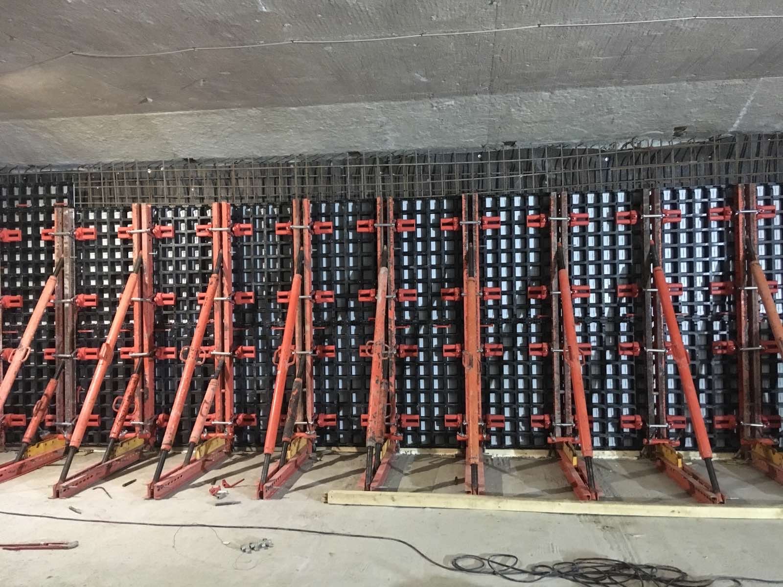 Изпълнение на вертикална стена над вестибюлна плоча с олекотена кофражна система DUO и едностранни стойки VARIOKIT