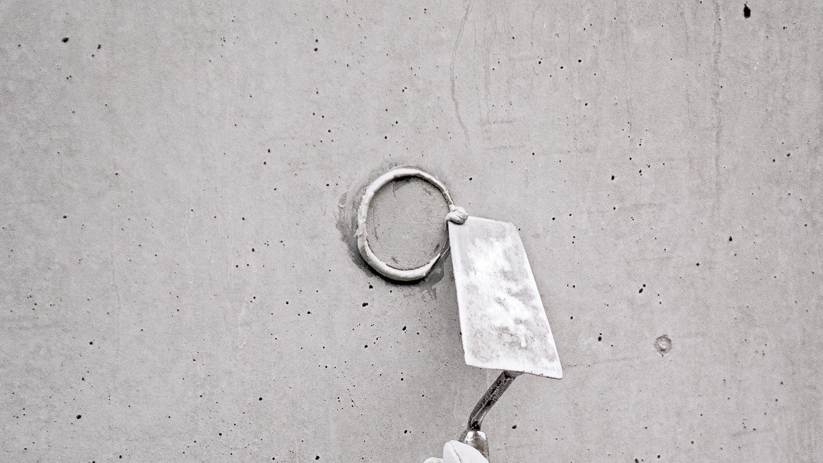 使用刮铲清楚多余的密封胶