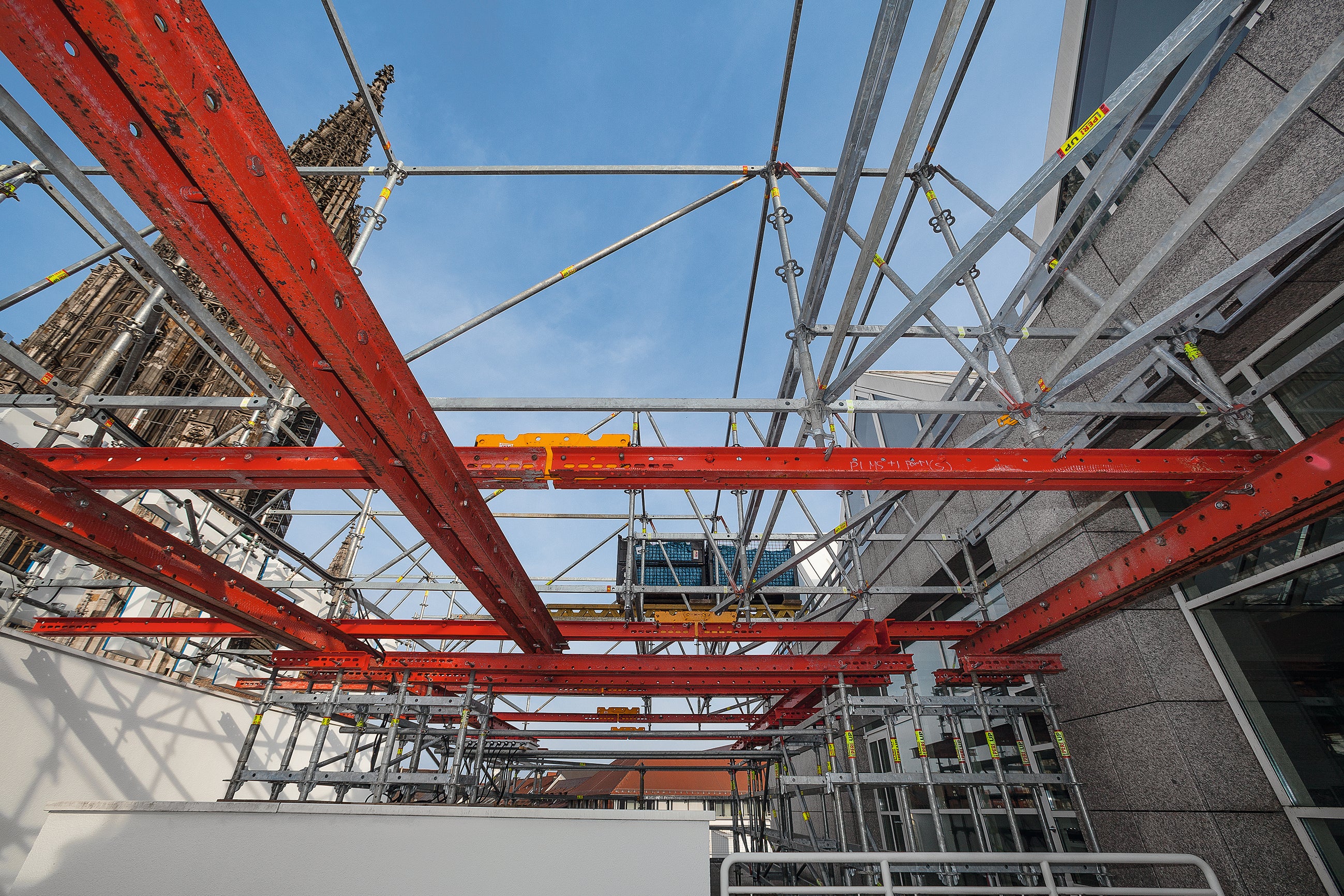 Sur des sols instables ou dans des espaces confinés, le VARIOKIT peut être utilisé comme base porteuse pour diverses applications du kit d'échafaudage PERI UP.