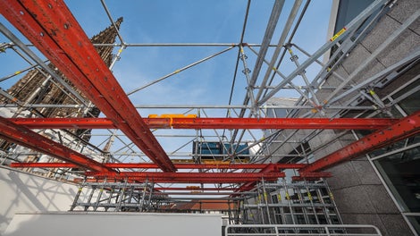 Sur des sols instables ou dans des espaces confinés, le VARIOKIT peut être utilisé comme base porteuse pour diverses applications du kit d'échafaudage PERI UP.