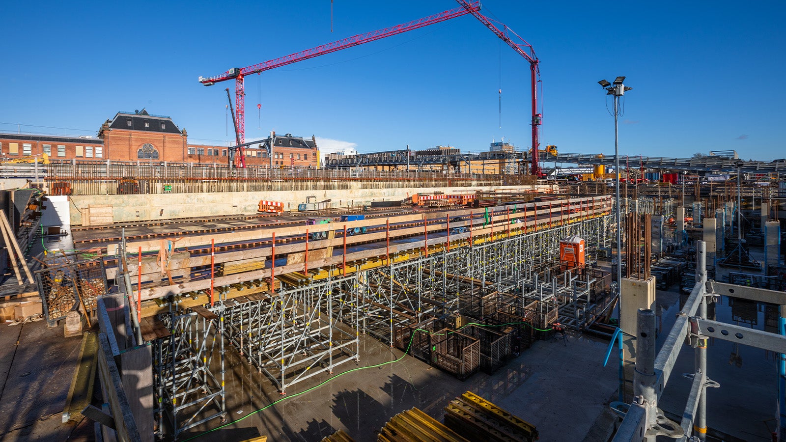 Bovenaanzicht ondersteuning met vloerbekisting ten behoeve van perrondek fase 1b.