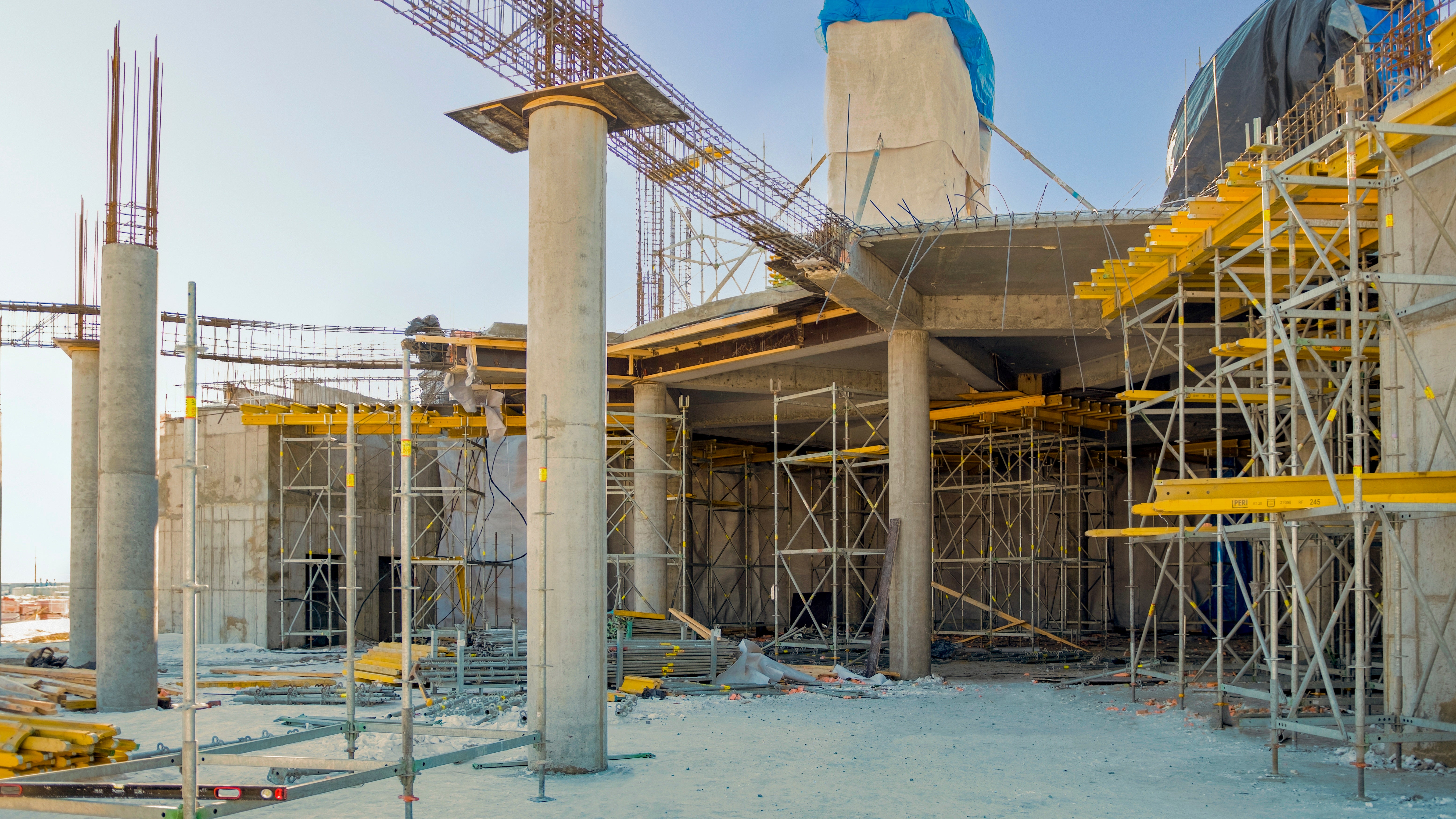 Система PERI UP Flex приспосабливается к самым разным геометрическим формам и нагрузкам благодаря системному шагу длины ригелей 25 см и высоты стоек 50 см.