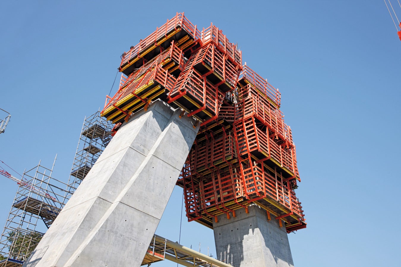 для наклонных конструкций с платформами, всегда находящимися в горизонтальном положении