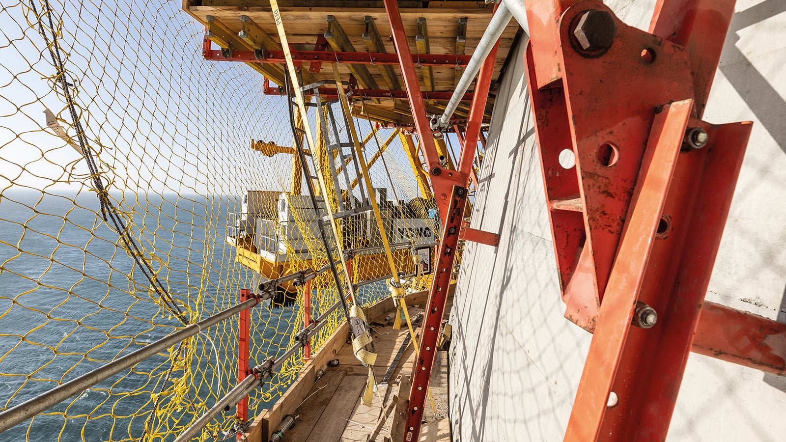 Das PERI Klettersystem SCS ermöglicht ein sicheres Arbeiten im unteren und oberen Teil des Pylons