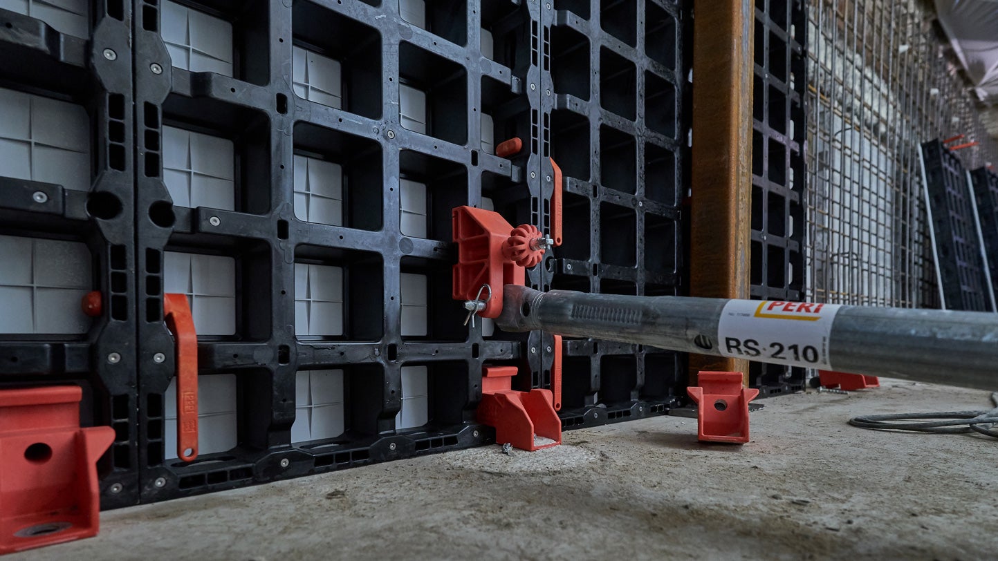 De aansluiting van de stelschoren op de DUO bekisting.