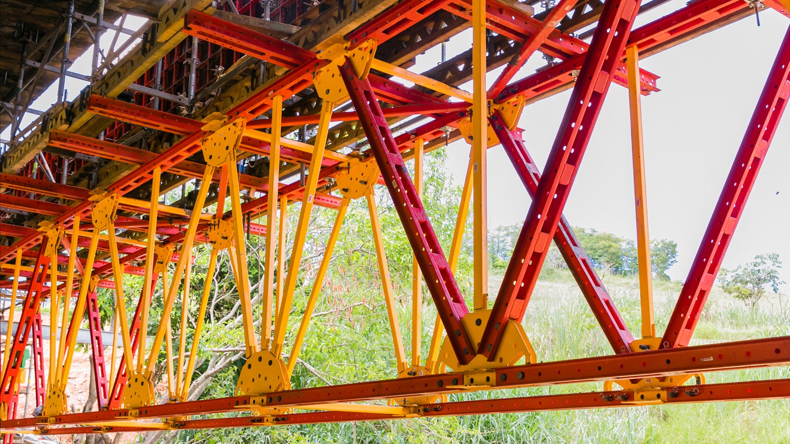 Utilização do Sistema de fôrma HANDSET apoiadas na treliça do Sistema ALPHAKIT.
