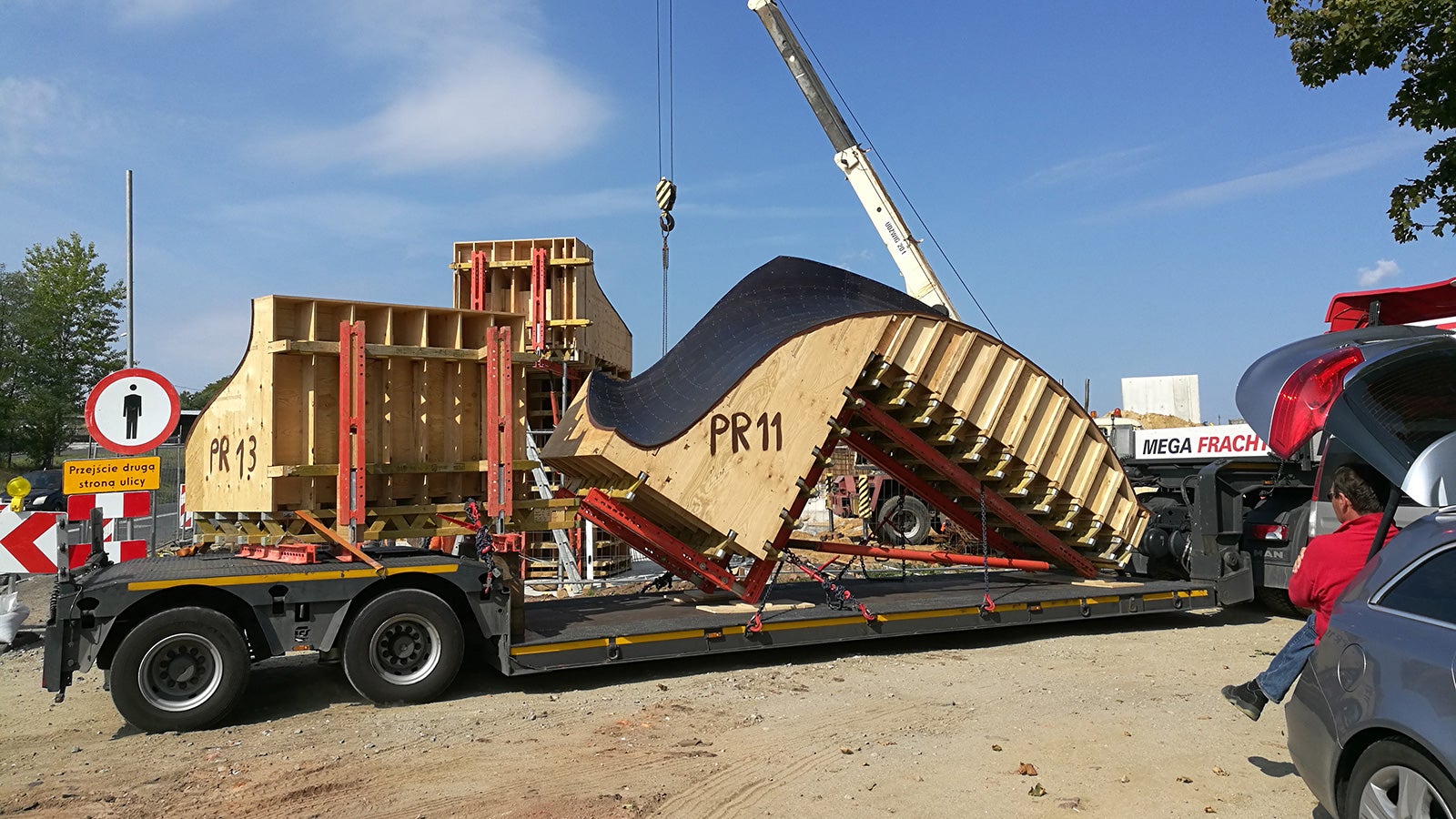 Przygotowany logistycznie transport wielkogabarytowy oszczędza czas dzięki montażom bezpośrednio z samochodu.