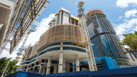 To provide four levels of safety screens plus an additional two meters above the working level creating an 18.5m tall safety screen which could be hydraulically lifted. Often due to the pour sequence, screens were required to cantilever 6m.