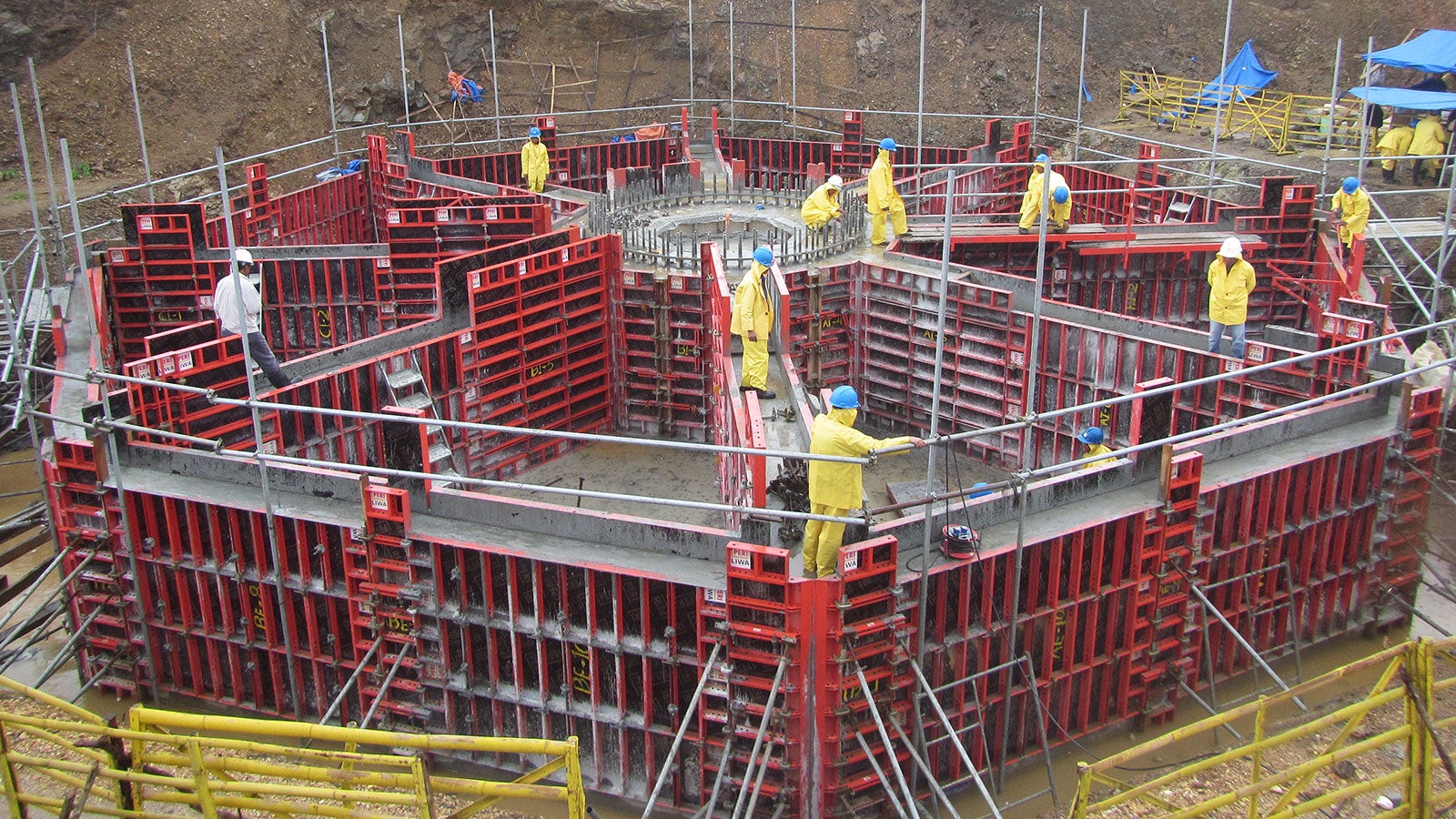 Limited crane availability and tight time schedule<br/>Formwork solution to adapt with strong wind conditions