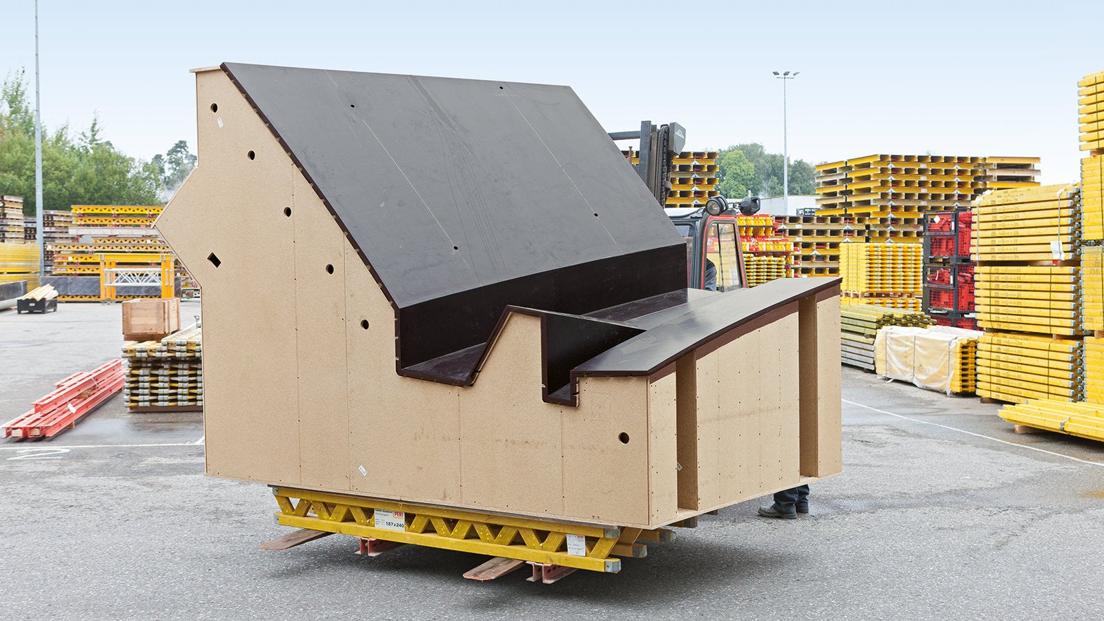 Jedinečný pohľad: Každý priestorový panel sa rovnal umeleckému dielu. Konštrukcia z panelov VARIO zjednodušovala montáž na stavbe.