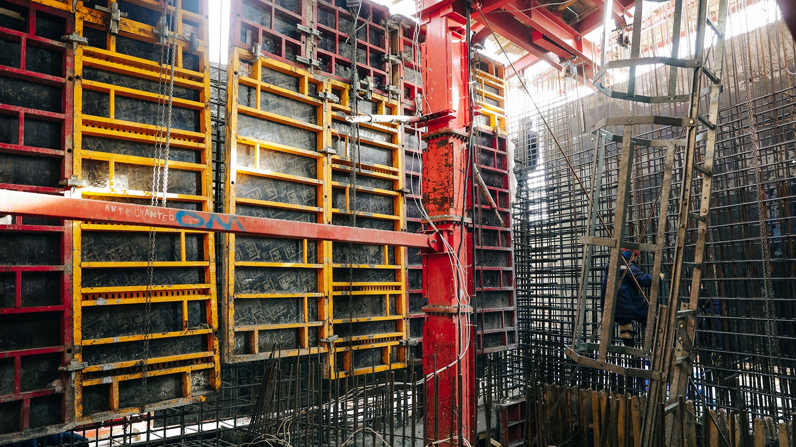 SRS отлично зарекомендовала себя: для соединения элементов системы достаточно лишь молотка, а интегрированные вспомогательные элементы упрощают процесс складирования и транспортировки. 