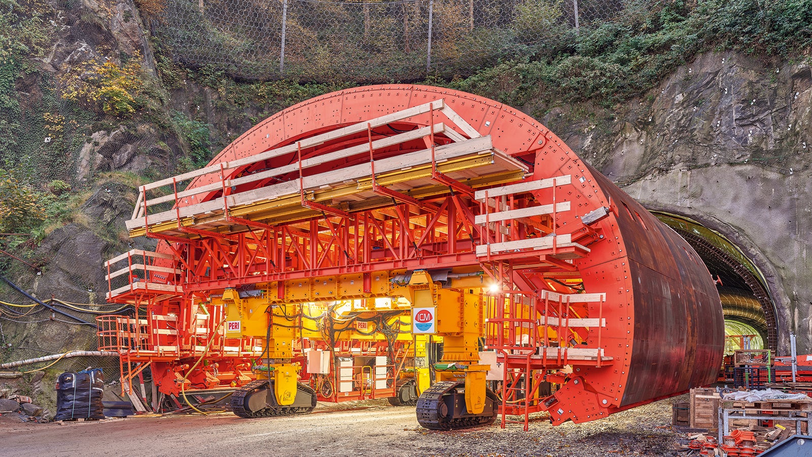Für die Umsetzung des 1.600 m langen Zufahrtstunnels entwickelten PERI Ingenieure den ersten maßgeschneiderten und vollhydraulischen Sonderschalwagen. Dieser allein genügt, um die verschiedenen Querschnitte in insgesamt 170 Betonierabschnitte herzustellen. 