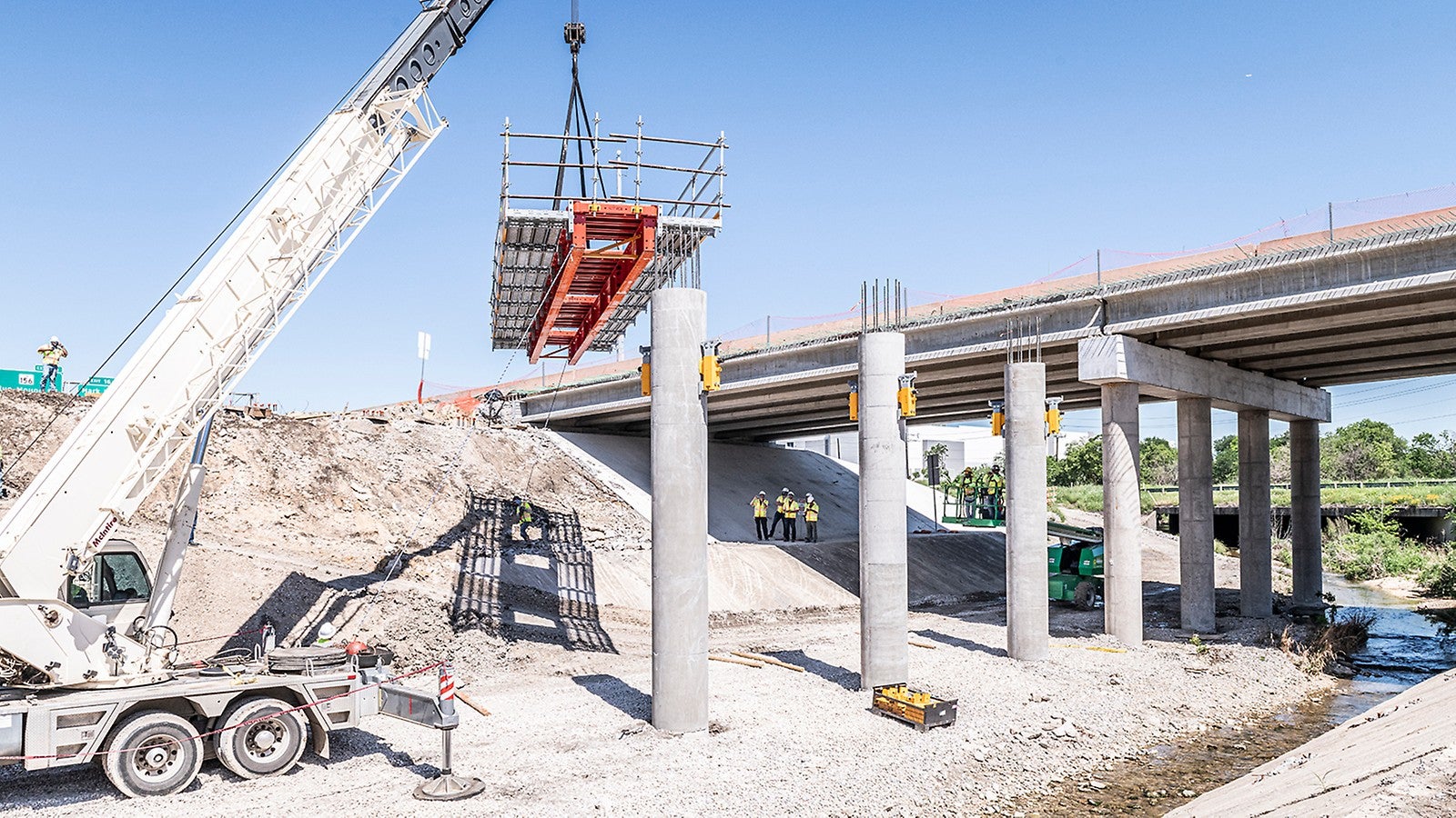 Safety from the very first step<br/>The safety is already built in before lifting and thus before the first access.<br/>