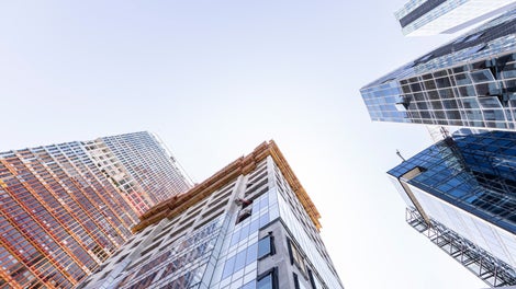 Die unmittelbare Nähe zum Mittelmeer sorgte nicht nur für begrenzte Platzverhältnisse während der Bauphase, sondern führte auch zu besonderen Anforderungen an die Sicherheit. So waren zum Beispiel die hohen Windkräfte eine Herausforderung. Durch die PERI Einhausung wurden die Arbeitenden jedoch auch in großer Hohe effektiv vor den hohen Windlasten geschützt und das etwaige Herabfallen von Gegenstanden wurde vermieden. Für eine hohe Arbeitssicherheit sorgte zudem auch das für die Fertigung der Fassade eingesetzte Schienenklettersystem, bei dem die Klettereinheit aufgrund der Schienen zu jeder Zeit sicher mit dem Bauwerk verbunden ist.