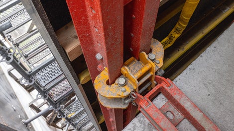 Die zwischen Rohbaukante und eingerüsteter Stahlkonstruktion angeordnete RCS Kletterschutzwand ist über die Kletterschuhe stets mit dem Bauwerk verbunden.