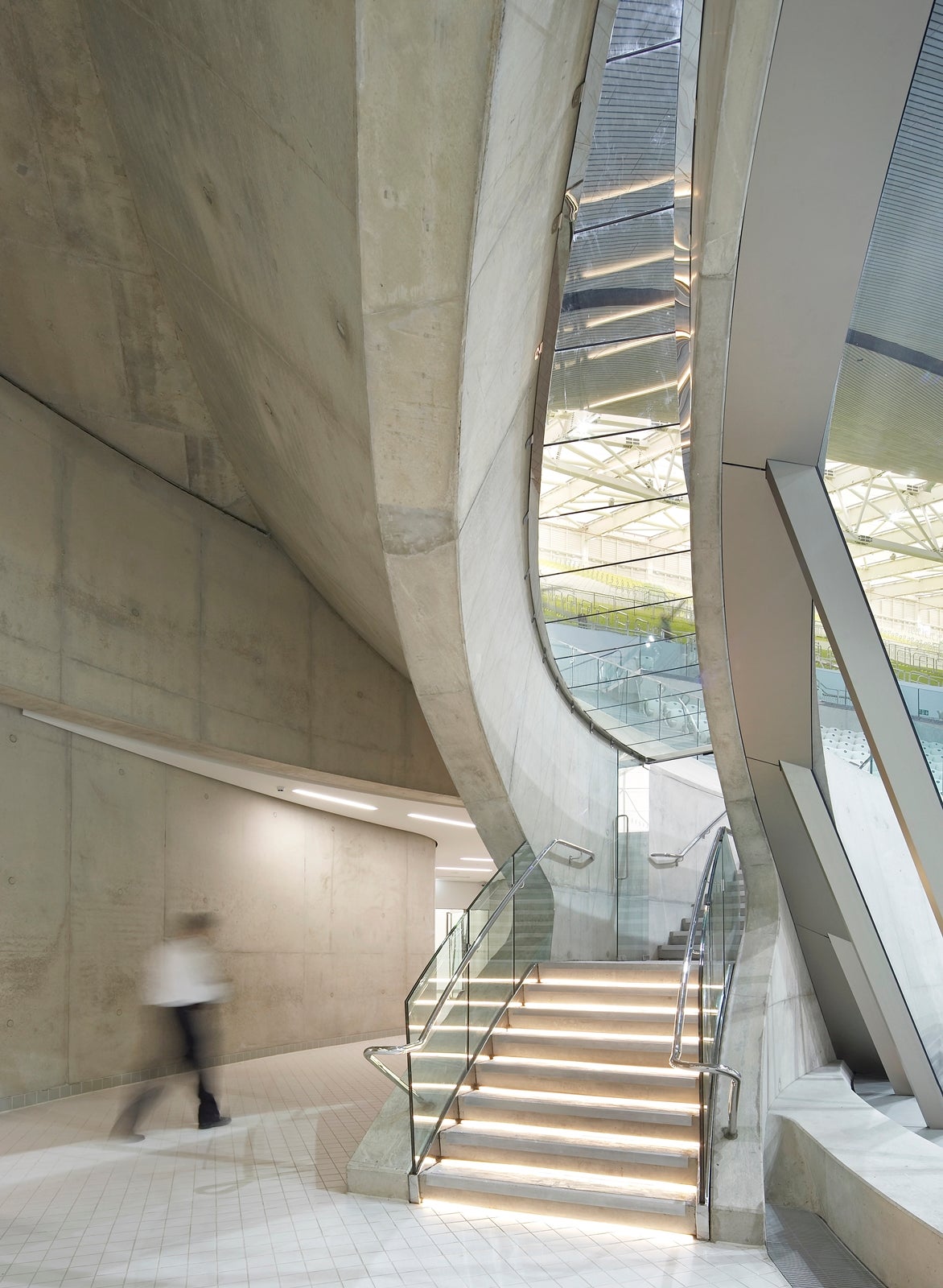 建築家ザハ· ハディド氏によって設計されたアクアティクス・センターは大胆な形状と優れた打ち放しコンクリートの両面の品質によって特徴づけられる。<br/>