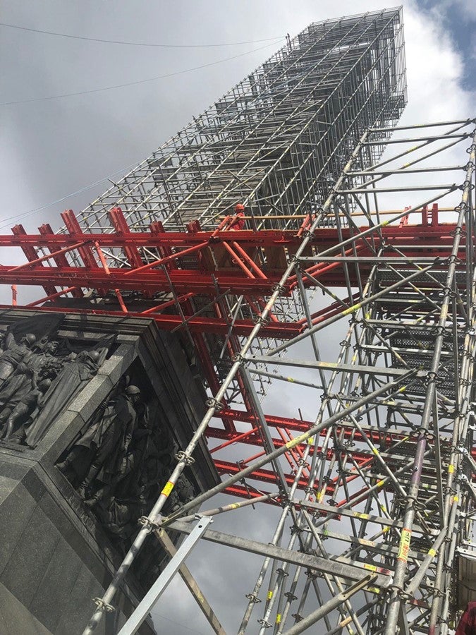 Устройство конструкции лесов для проведения работ по реставрации монумента Победы