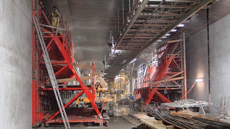 Nella realizzazione di pareti in c.a. in adiacenza ai diaframmi, la pressione esercitata dal calcestruzzo sul paramento della cassaforma deve essere trasferito sul piano d’appoggio con l’ancoraggio alla base della puntellazione di sostegno