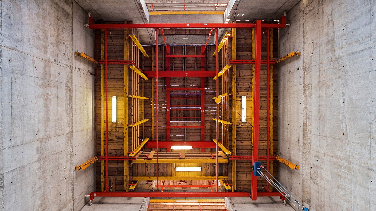 As plataformas ACS não apenas carregavam a forma central, mas também serviam para posicionar as escadas pré-fabricadas por meio de um sistema de trole integrado.