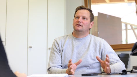 Bereits als Jugendlicher im elterlichen Betrieb aktiv, führt der heutige Geschäftsführer Walter-Christoph Buchsteiner den Holzbau in vierter und den Gerüstbau in zweiter Generation fort – ein<br/>Betrieb, der von Anfang an für beides stand. 