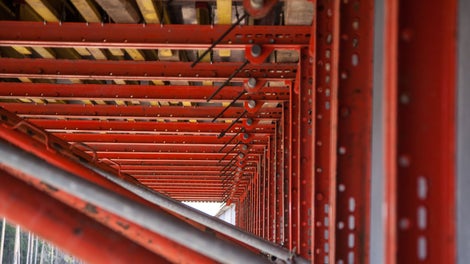 Головка SRU - один из элементов системы VARIOKIT. Она позволяет провести анкерный тяж под нужным углом.