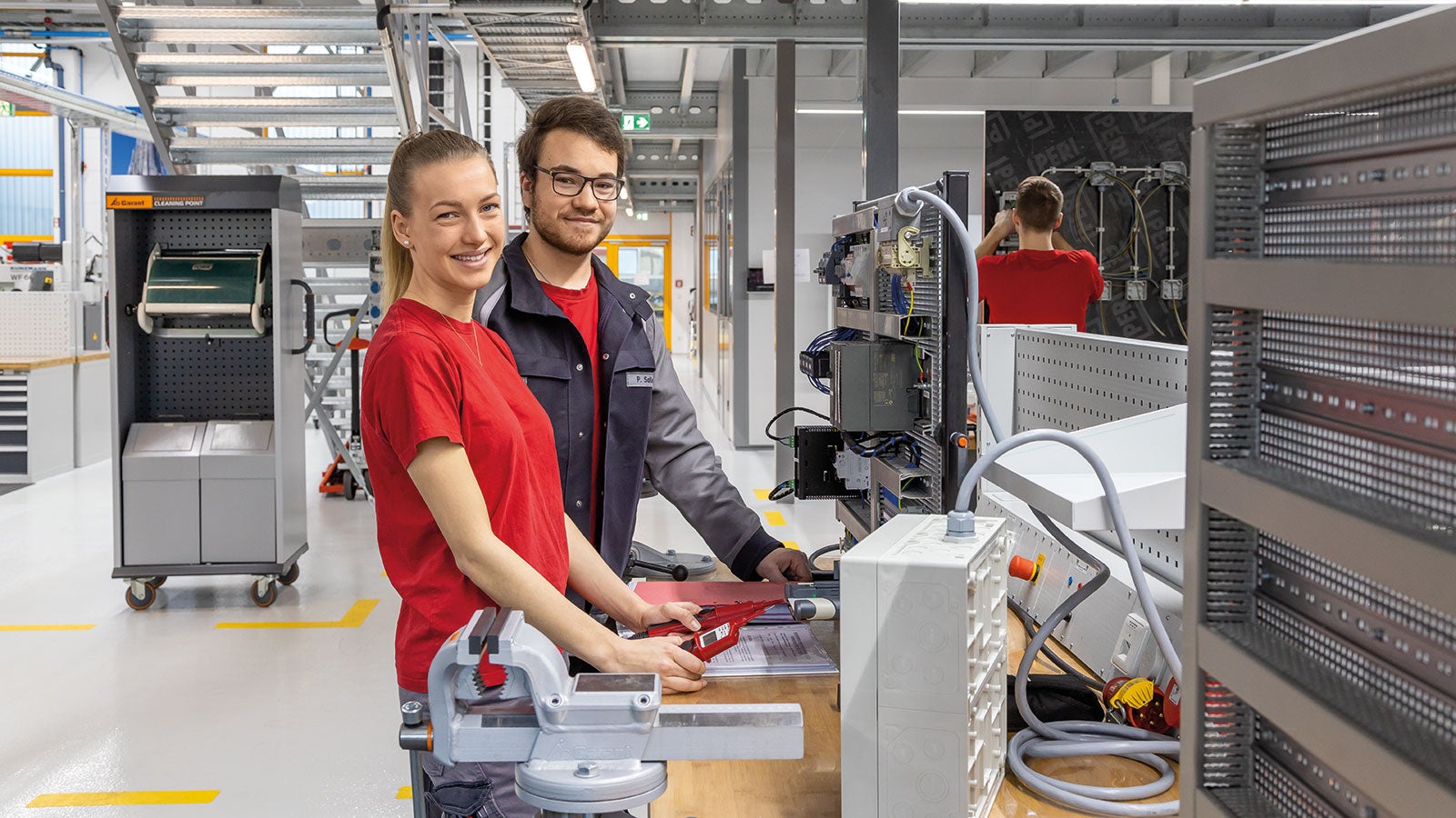 Unsere angehenden Elektroniker für Betriebstechnik Leonie und Lukas üben an der Schalttafel.