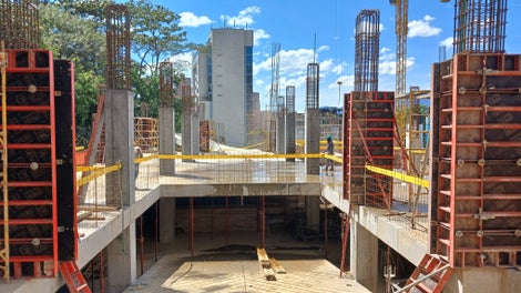 Columnas encofradas con el versátil sistema de encofrado LIWA.