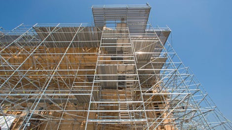 Výstupy na pracovní plošiny po schodištích PERI UP, vytvořených dodatečně osazovanými schodišťovými rameny, podestami a zábradlím.