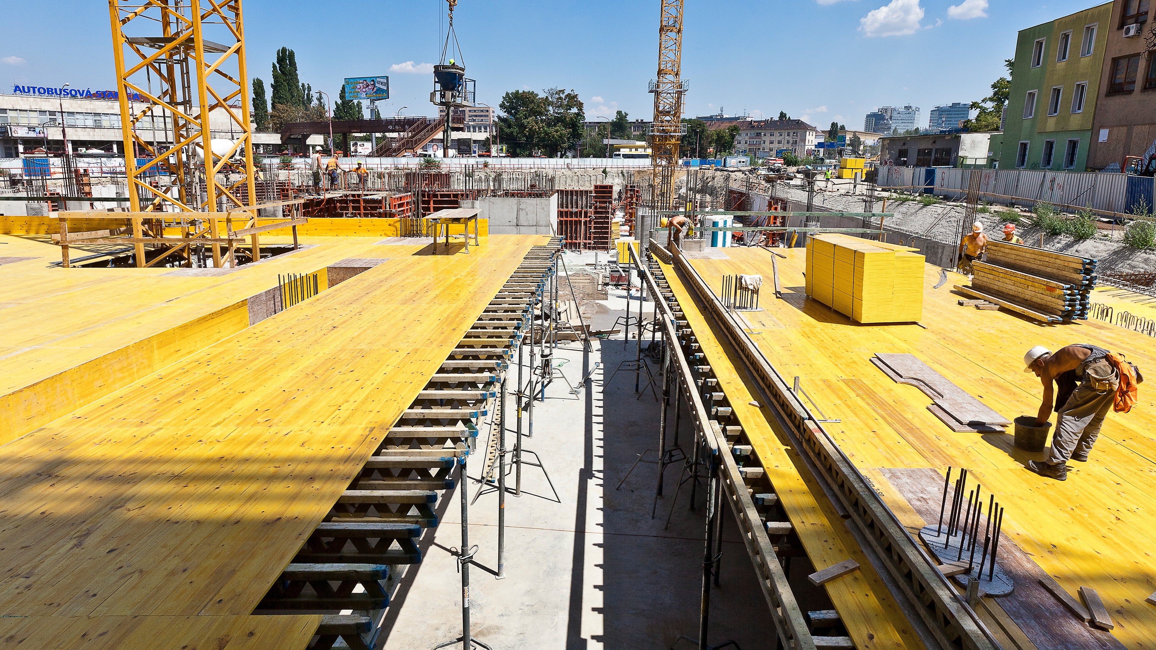 Vzájomná kompatibilita prvkov debnenia a lešenia z jedného zdroja znamená bezpečnú a rýchlu výstavbu.