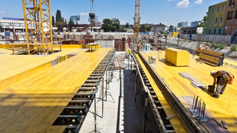 Vzájomná kompatibilita prvkov debnenia a lešenia z jedného zdroja znamená bezpečnú a rýchlu výstavbu.