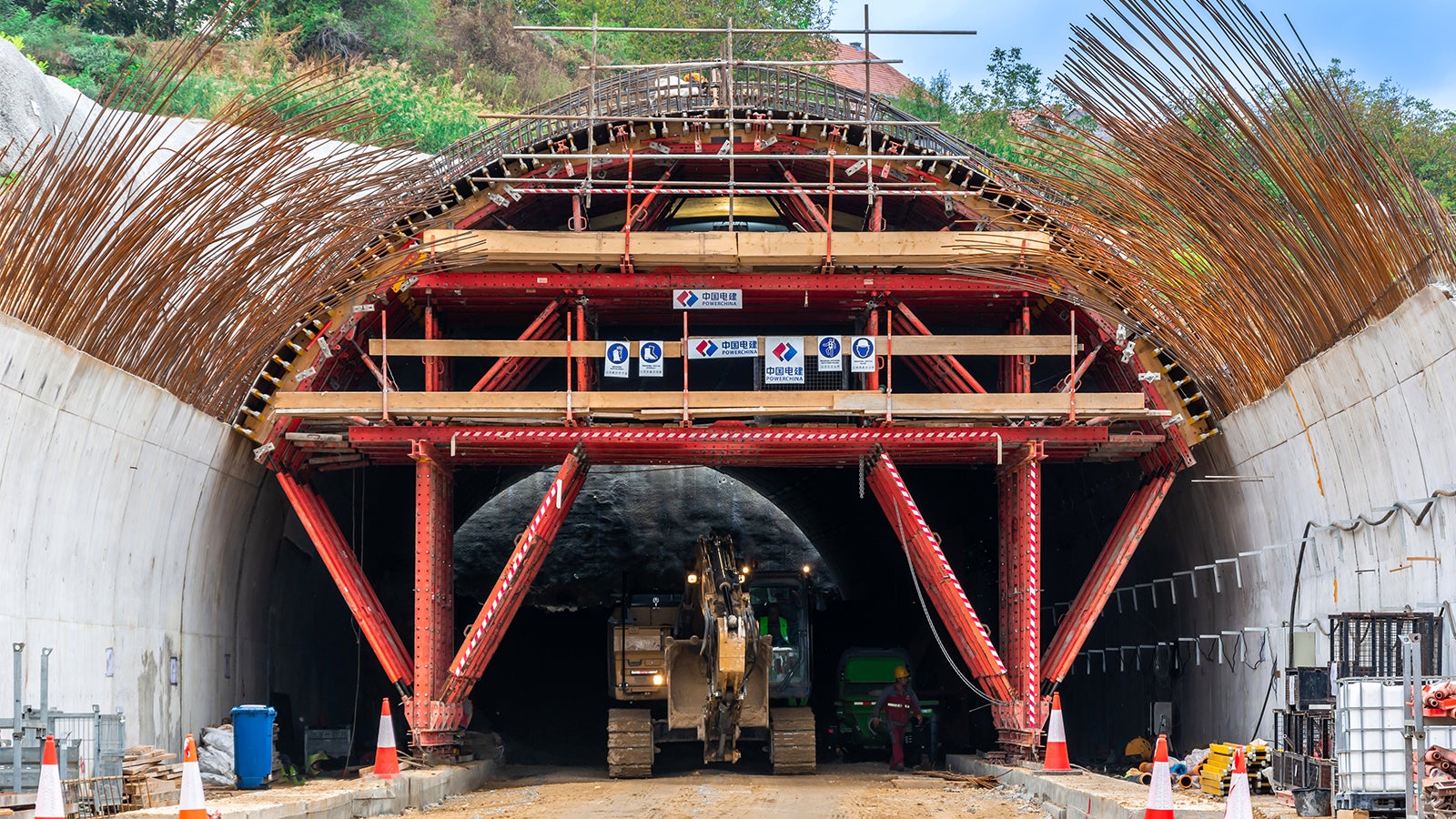 Robusnom konstrukcijom VARIOKIT VTC kolica brzo i jednostavno je pomerana oplata za betoniranje lučnog dela primarnog štita na ulazu u tunel Straževica.
