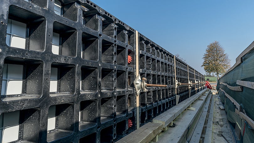 Lehké bednění DUO nasazené na římse mostu.