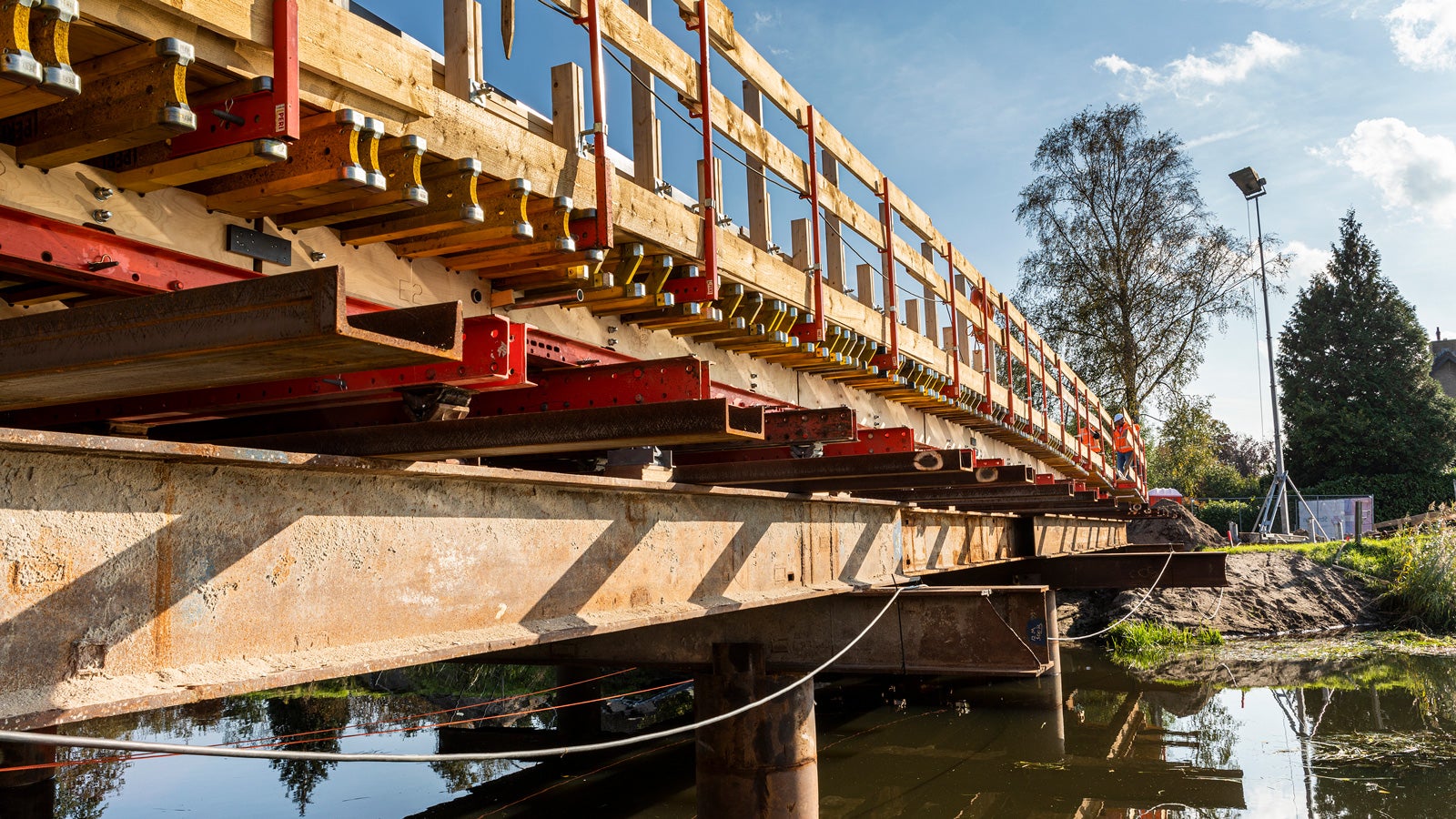 In de totale engineering hield PERI rekening met de hoogte van be- en ontkisten, vanwege de geringe ruimte tussen de staalconstructie en onderkant van de brug.