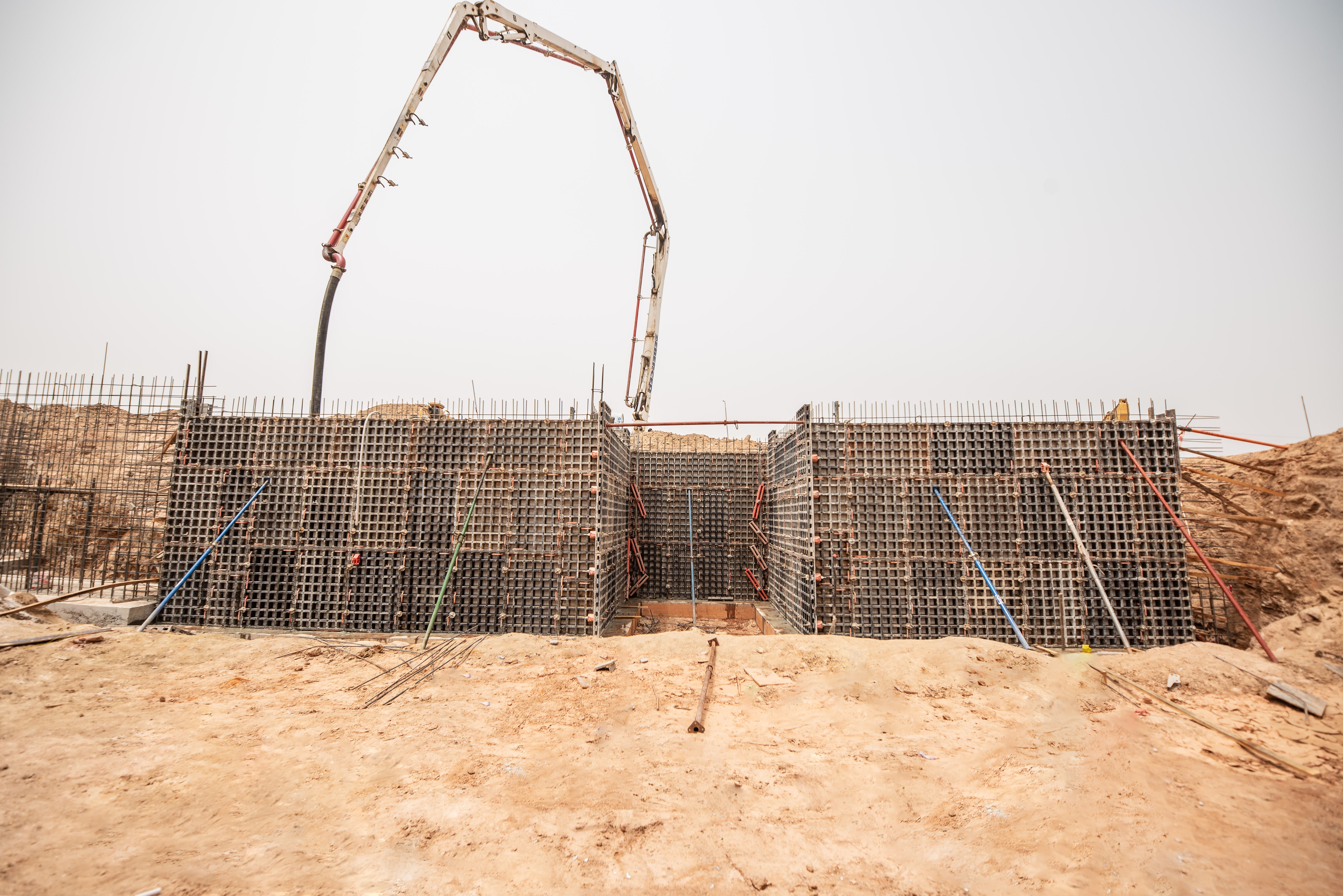 For a residential project, columns, lift walls, and retaining walls were built using the PERI DUO System. <br/><br/>The residential project featured two-story luxury homes with basements and additional facilities, enclosed by walls of 230mm in thickness and 3 meters in height.